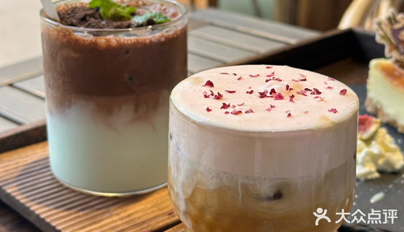 这就是当代年轻人到任何一个地方都要找一个美美的咖啡馆！