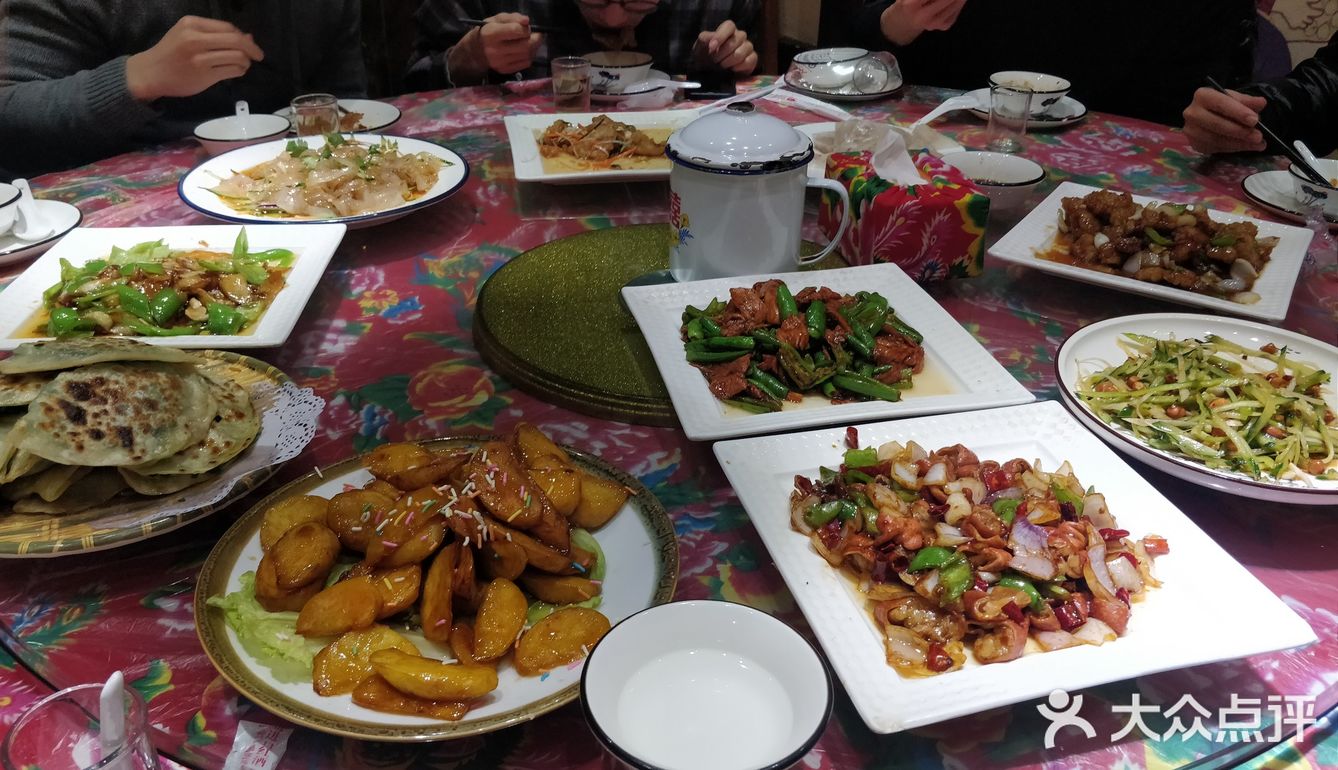 一個班的大男人吃飯,當然要來東北菜館