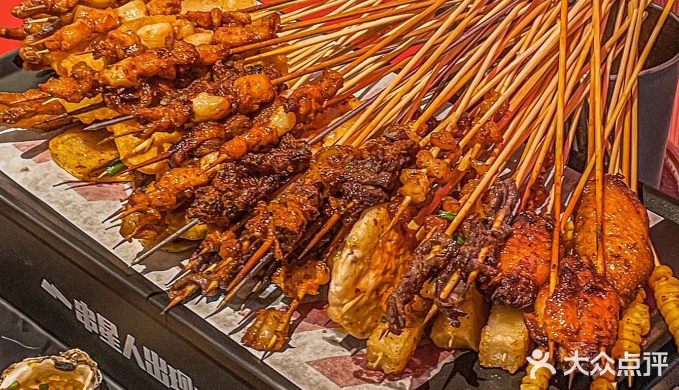 它这里的肉肠特别出名 用的是鲜肉肠先油炸后烧烤