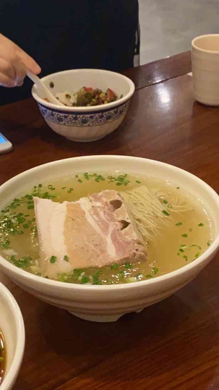 铃]服务:自己扫码点餐 然后服务员上菜 上才上得很快 白肉面很好吃