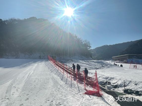 金佛山门票+天星温泉198+西坡往返索道80+景区内往返巴士20+主楼住宿 销售价：495元2人 金佛华体会- 华体会体育官方网站- 华体会体育APP下载山门票+天星温泉198+西坡往返索道80+景区内往返巴士20+副楼或客栈住宿 销售价：395元2人