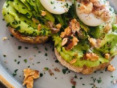 牛油果煮蛋吐司-RAC BAR(安福路店)