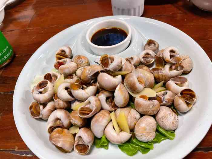 春田花花(瓶窑店)-"很有名的春天花花,二楼有一面墙 上面都是.