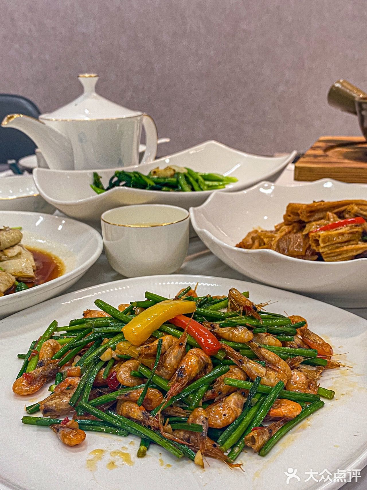 每一口都是客家菜的独特魅力。豆腐的软糯配上肉馅的鲜美