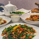 每一口都是客家菜的独特魅力。豆腐的软糯配上肉馅的鲜美
