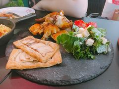 迷迭香烤鸡配烤苹果派-CRAZYONES西班牙海鲜饭(日月光店)