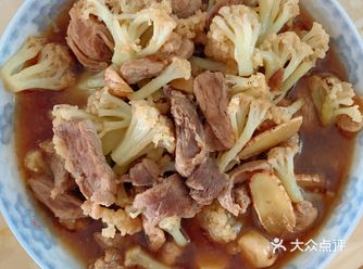 吃饭要荤素搭配，花菜和猪肉都是简单易得的食材