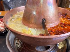 酸菜黑猪肉锅-果松木炭酸菜铜火锅·外婆参鸡汤