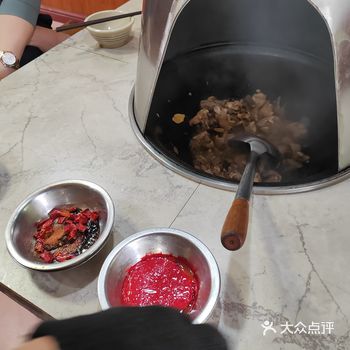现场宰杀，还有新鸡血，配上茶油，配上米酒，起火