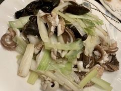 葱爆八爪鱼-鱼王府大酒店