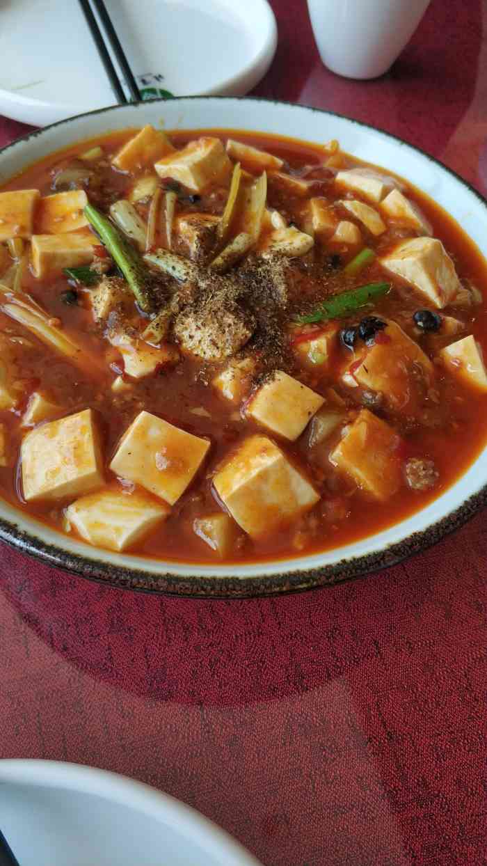 宽沟食府"环境跟紫光园有点像,都是大厅很多桌,菜的.