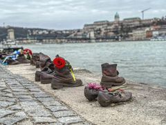 -多瑙河畔鞋履雕塑