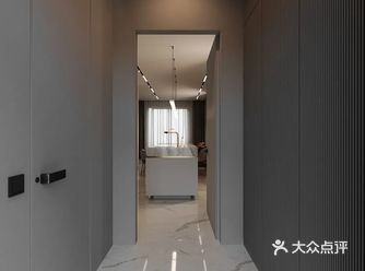 ️书房的整面墨绿墙＋到顶开放书柜，是吸睛之笔
