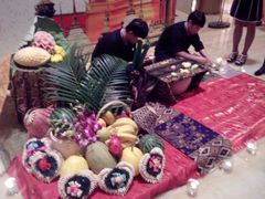 泰国美食节，泰国人正在好认真得用肥皂刻大象。-济南喜来登酒店
