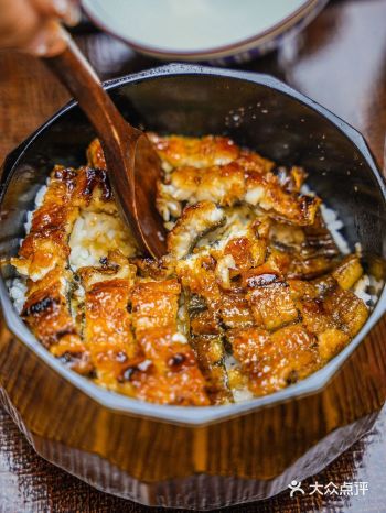 招牌就是鳗鱼饭,也有和别的拼的鳗鱼饭 店里明档鳗鱼制