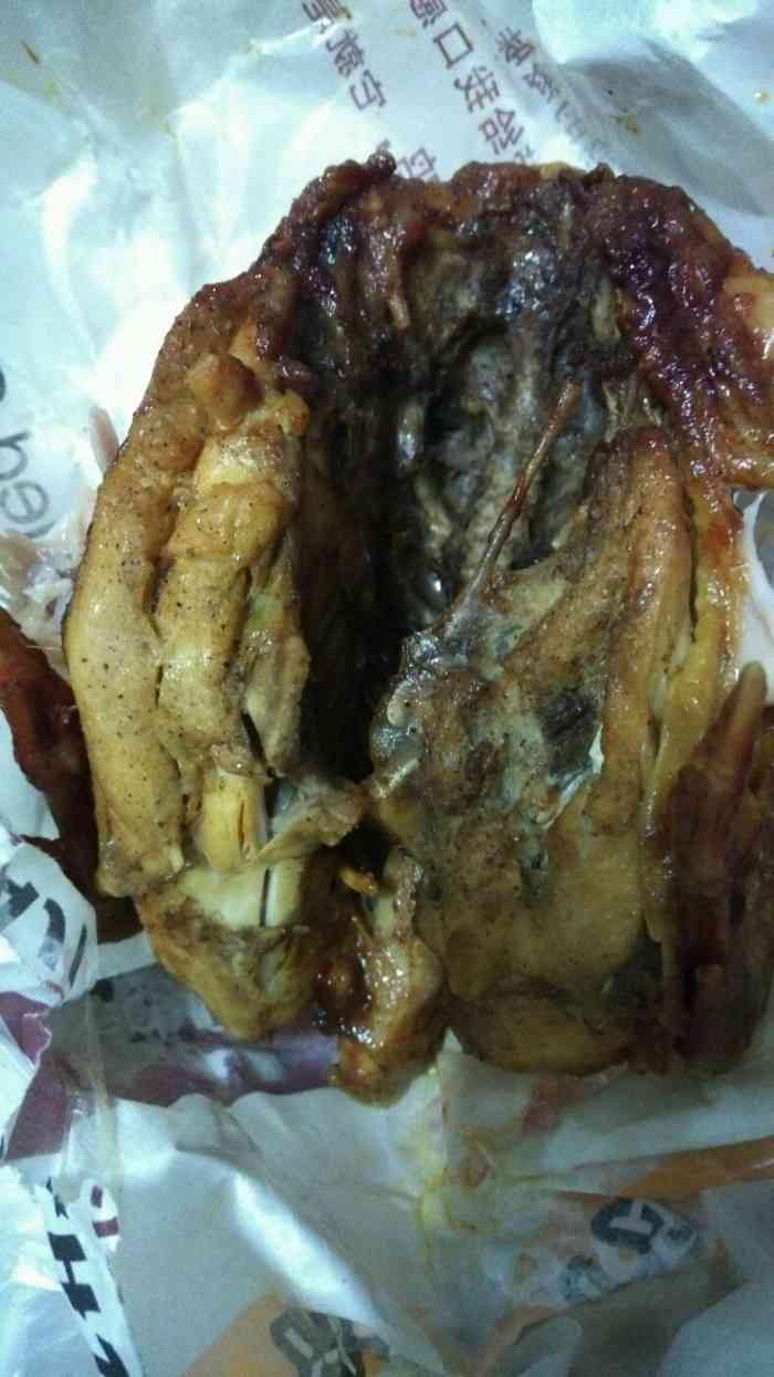 配了黑椒粉,茄酱包和纸巾,结果味道还是挺失望,华莱士烤鸡好吃