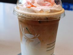 珞珈樱花拿铁-瑞幸咖啡(汇日央扩国际广场店)