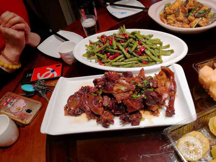 原來一隻羊燒烤的地方 現在變成了家常菜館 環境還是不錯 東西主要以