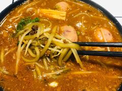 招牌炸酱酸辣米线-肥汁米蘭香港米线(长宁来福士店)