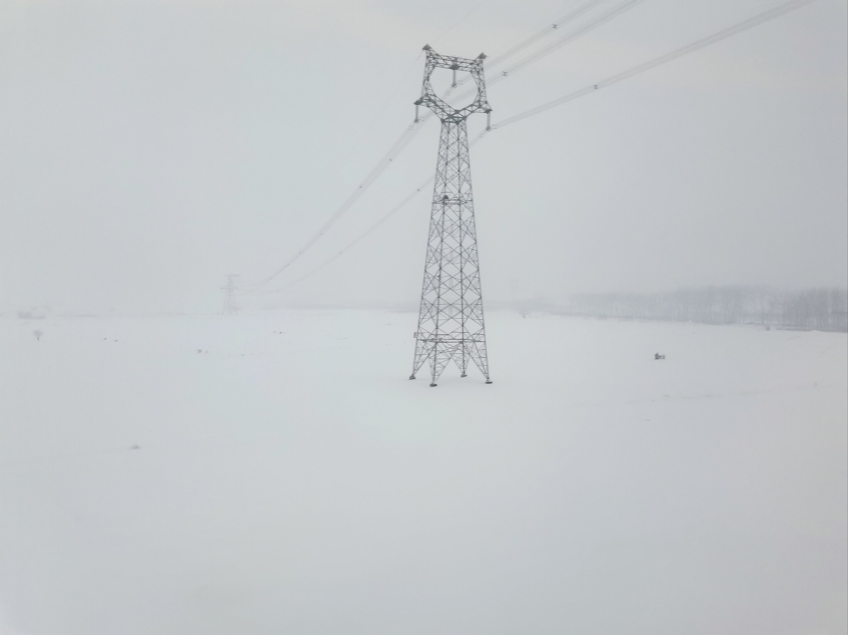 火车窗外雪景图片