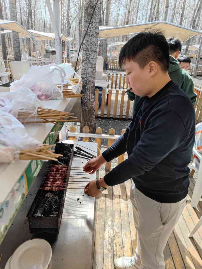 谷子地开心农场·户外烧烤-"谷子地开心农场,门口牌子醒目,设施按区域