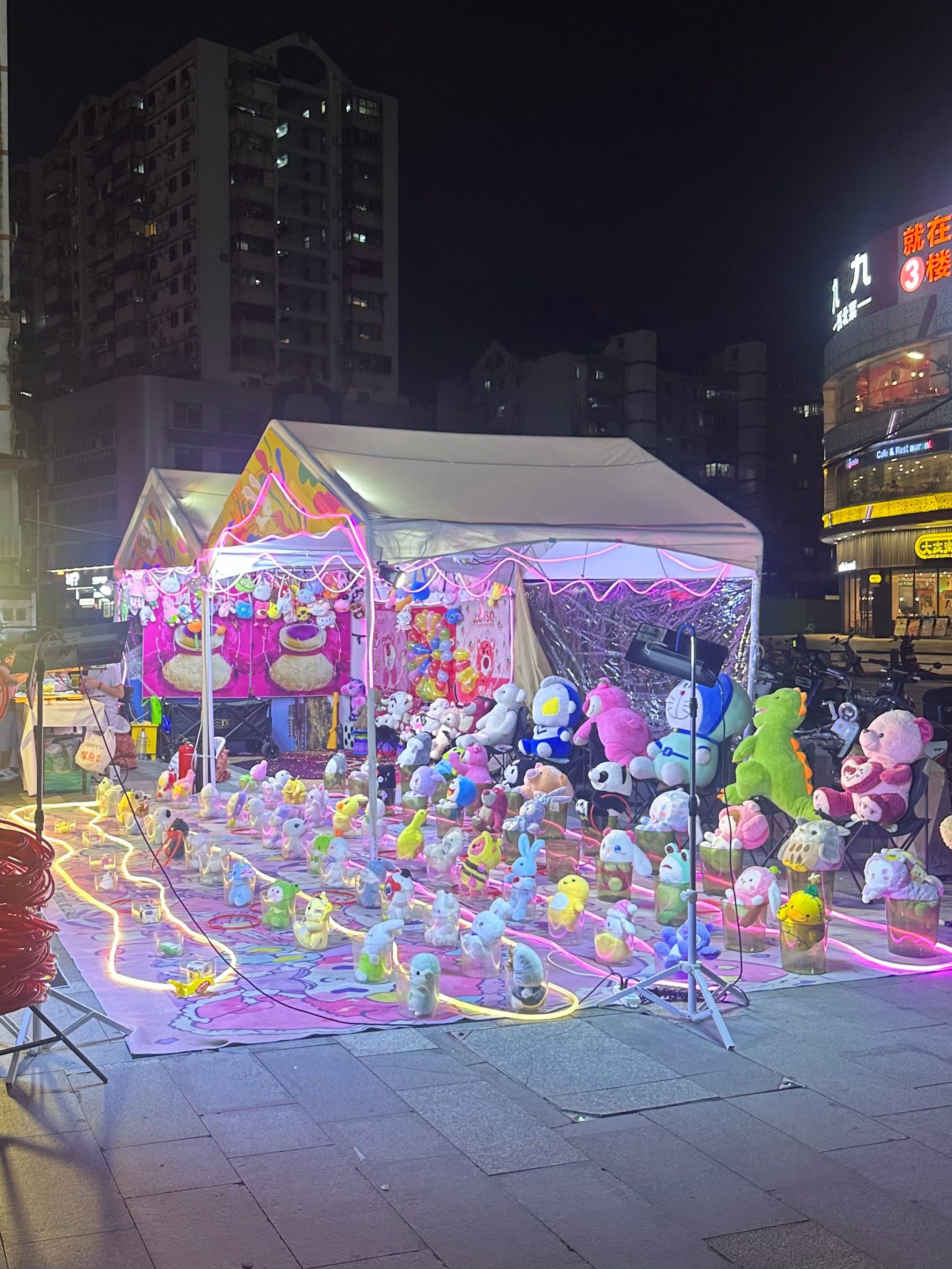 夜市摊位逛不停