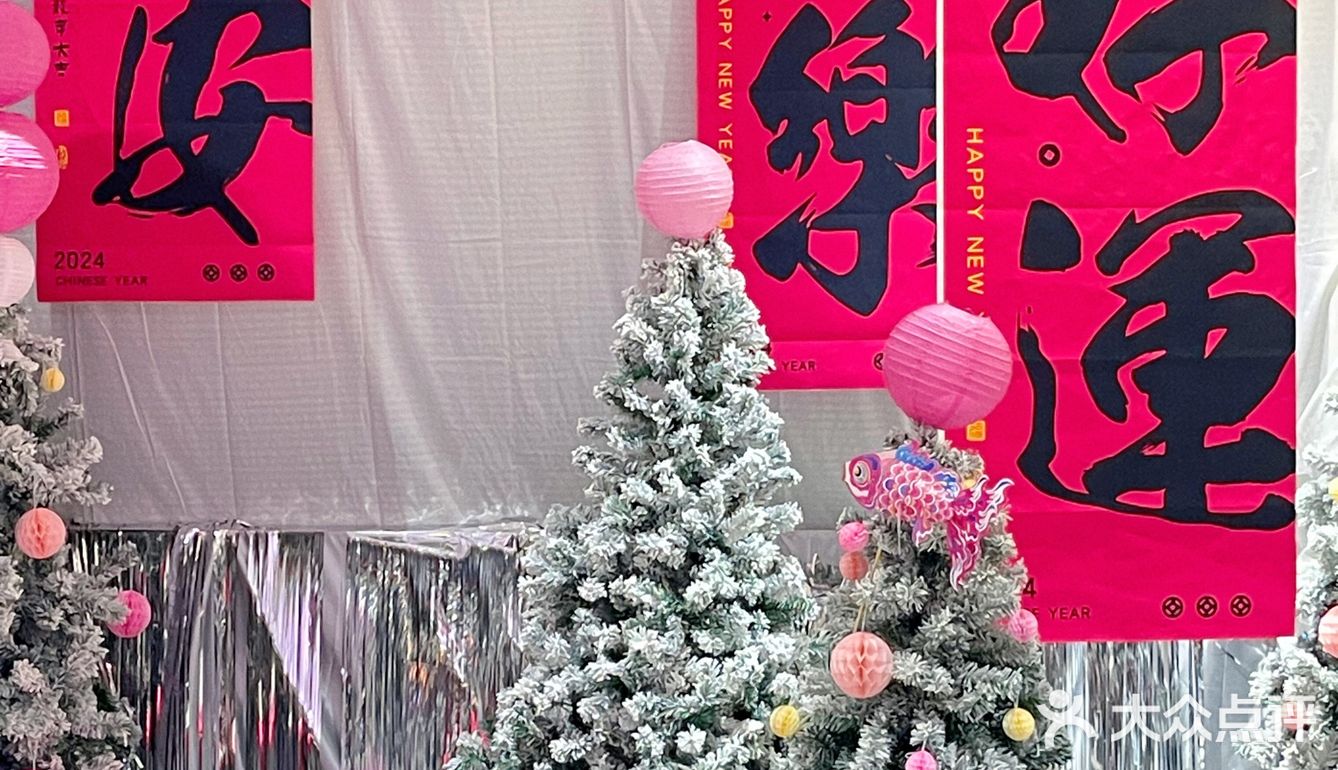 这家咖啡厅粉色新年主题也太特别了吧[色] 