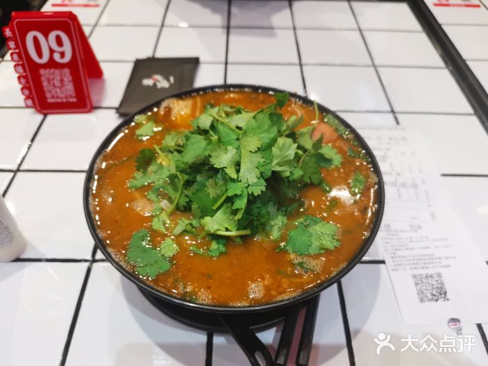 肥汁米蘭香港米线(长宁来福士店)招牌炸酱酸辣米线图片