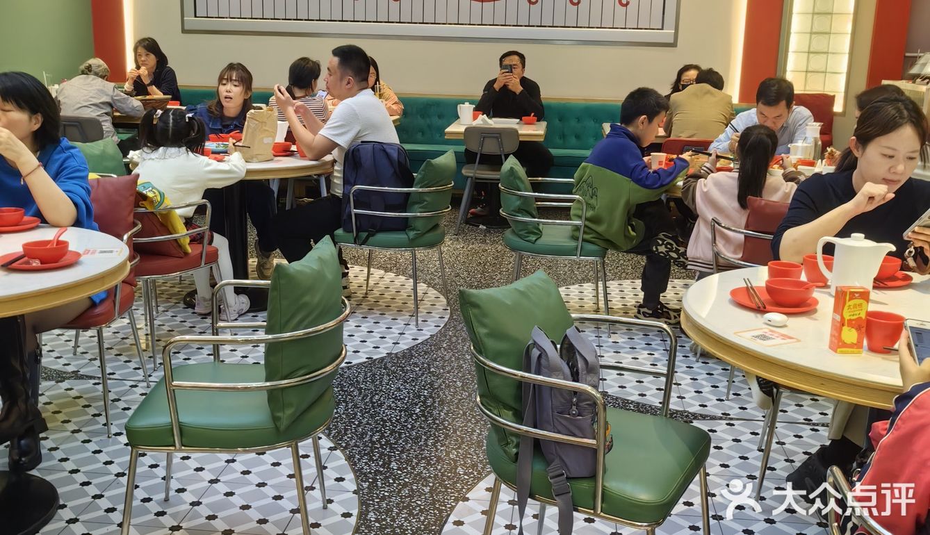 姜育恒演唱会前夕的避风塘觅食