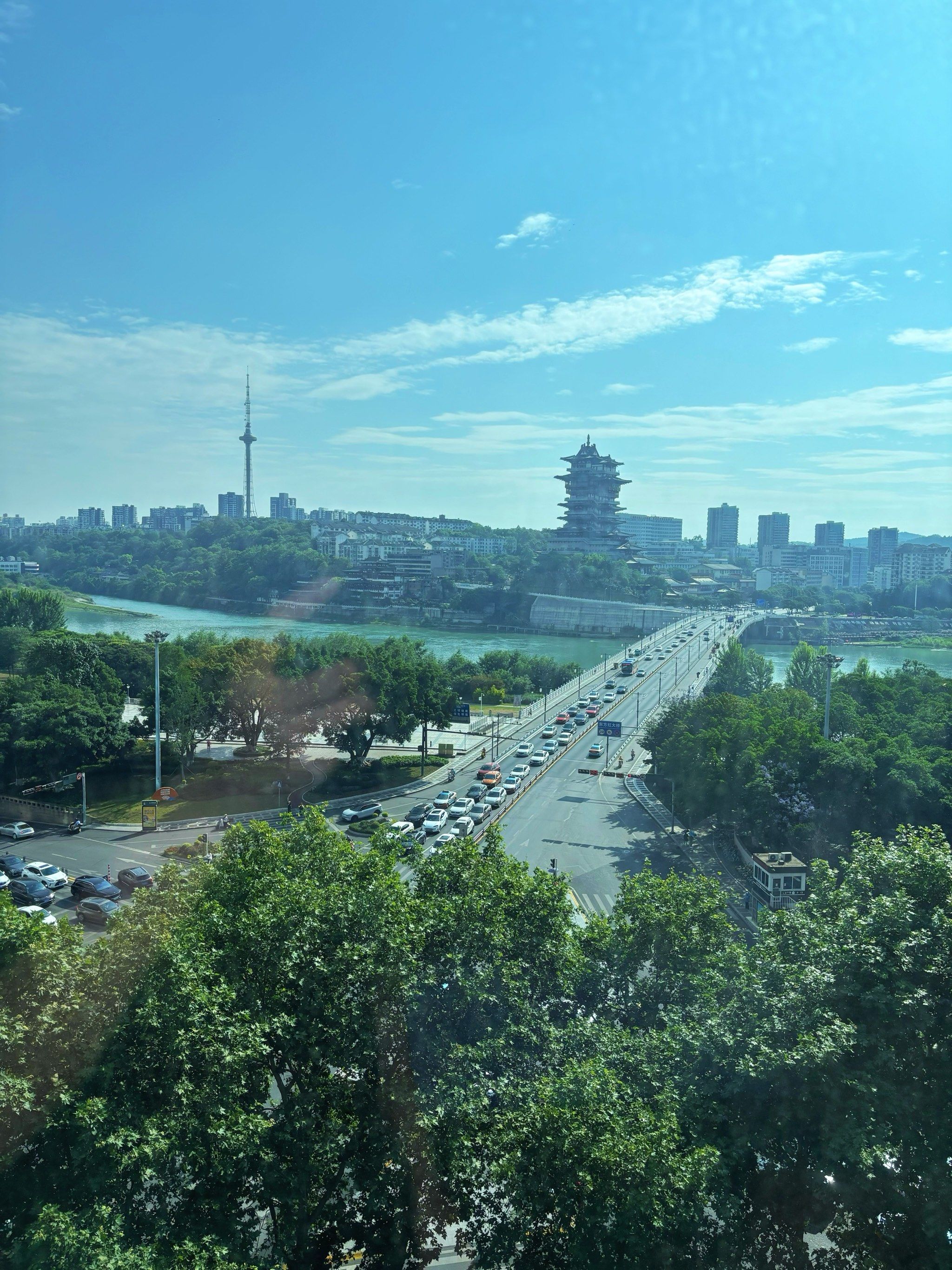 n酒店的位置很好,离富乐山,绵阳博