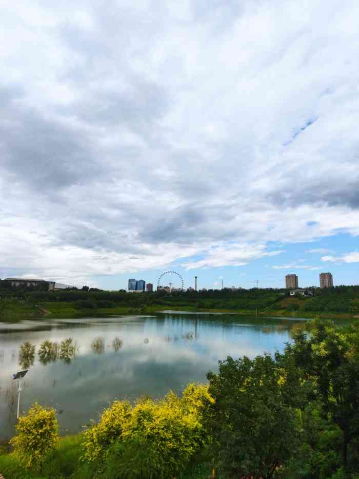 西郊砂石坑公园位于北京市海淀区田村山南路