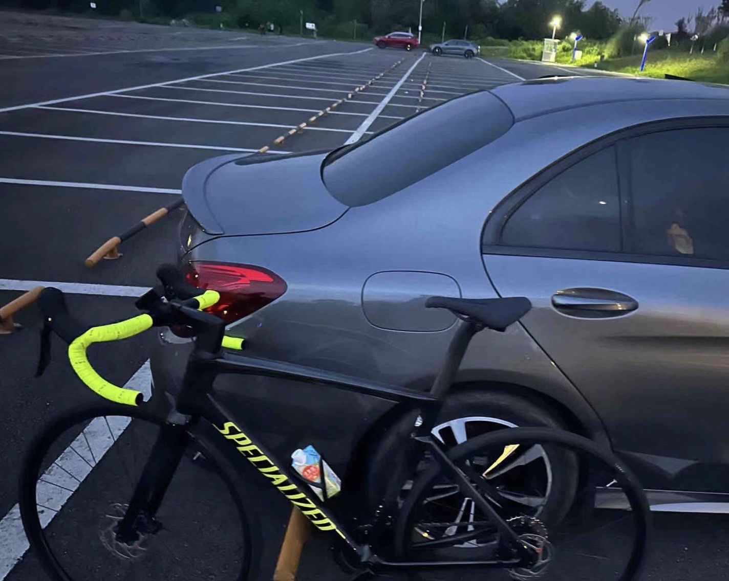 看到了有个骑友在机动车道上骑自行车,跟一个汽车发生了刮蹭,他们几个