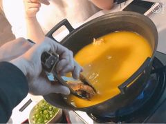 浓厚原只鸡煲花胶汤-鲜入围煮花胶鸡海鲜火锅