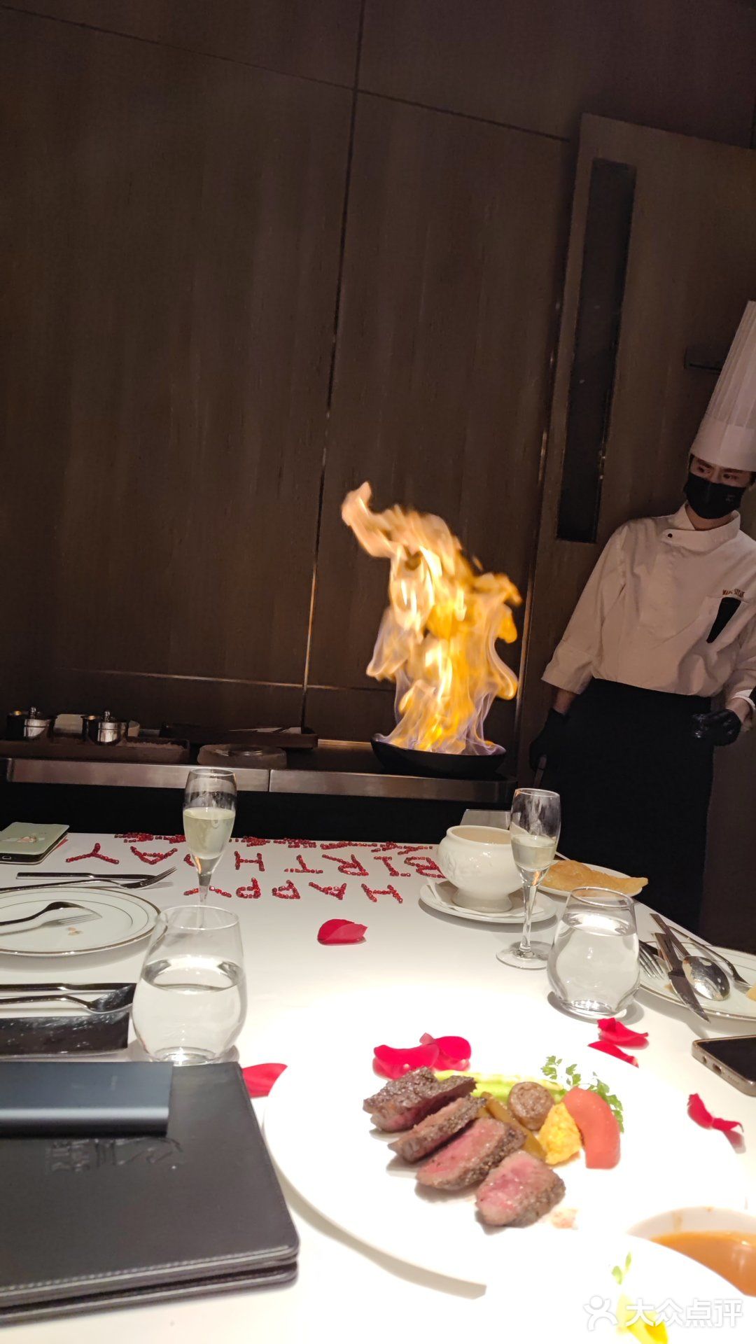 牛排五分熟比较好吃鱼子酱牛排有表演，小哥哥也很帅