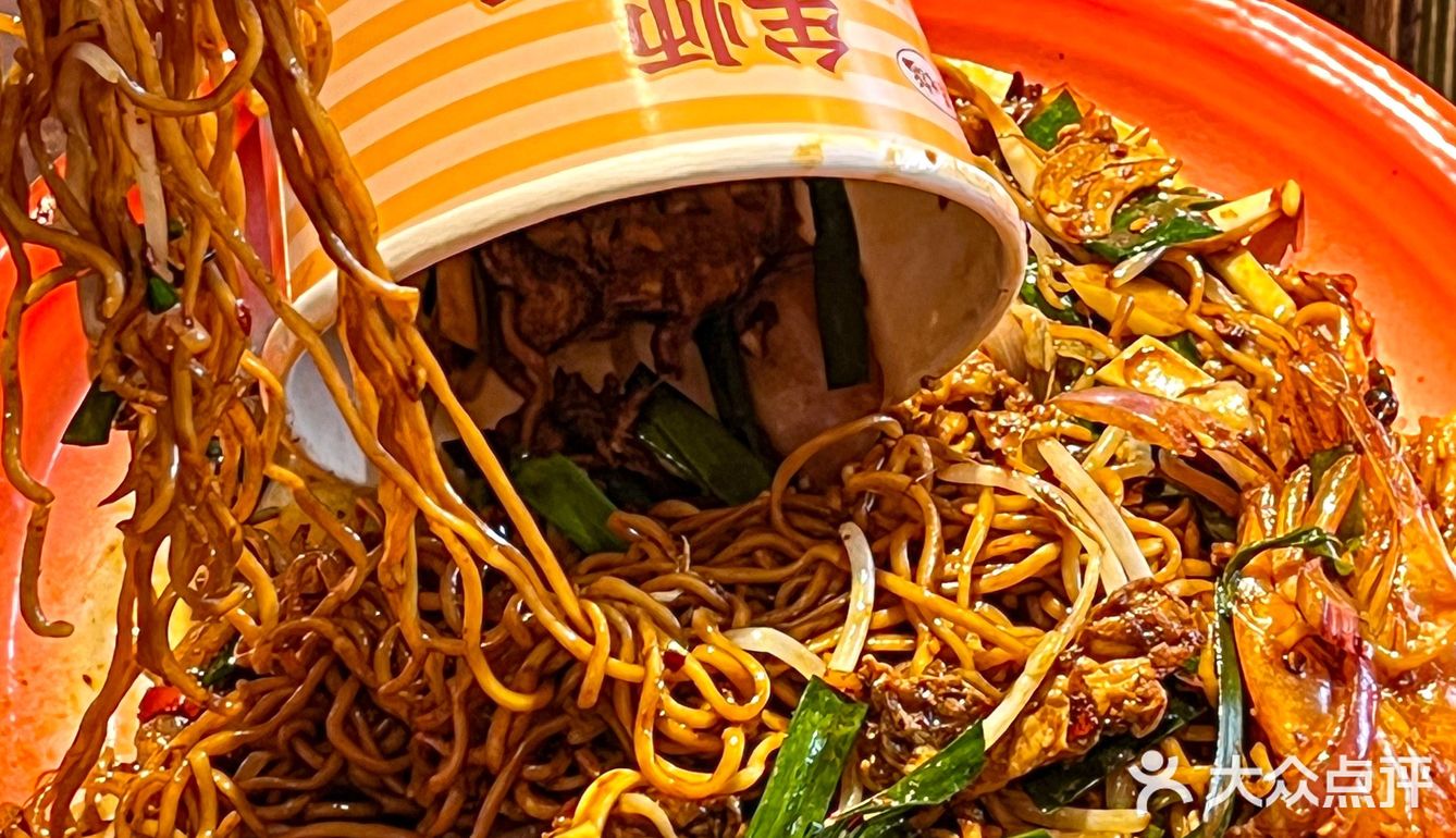 重庆烧菜火锅也太顶了🔥烧肥肠！红烧耙牛肉都巨好吃！