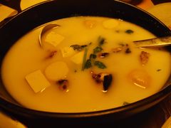 新鲜鱼头豆腐汤-来龙里 精致 东南亚餐室(万象城店)