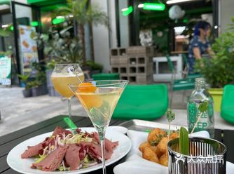 鼓楼胡同秘境:绿野仙踪中的酒香与食韵