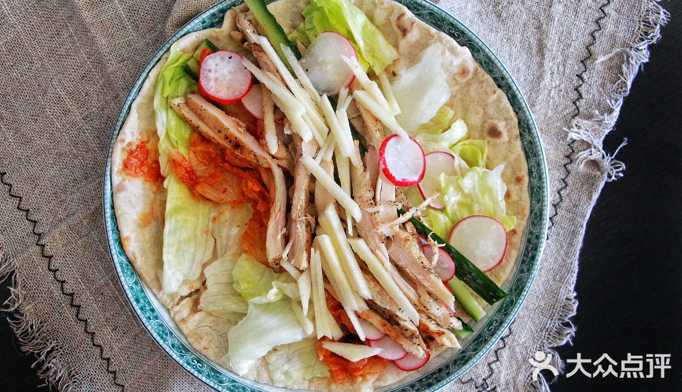 饼皮是蘑菇家烙的，面粉是带麦麸老家人自己磨的