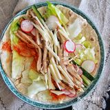 饼皮是蘑菇家烙的，面粉是带麦麸老家人自己磨的