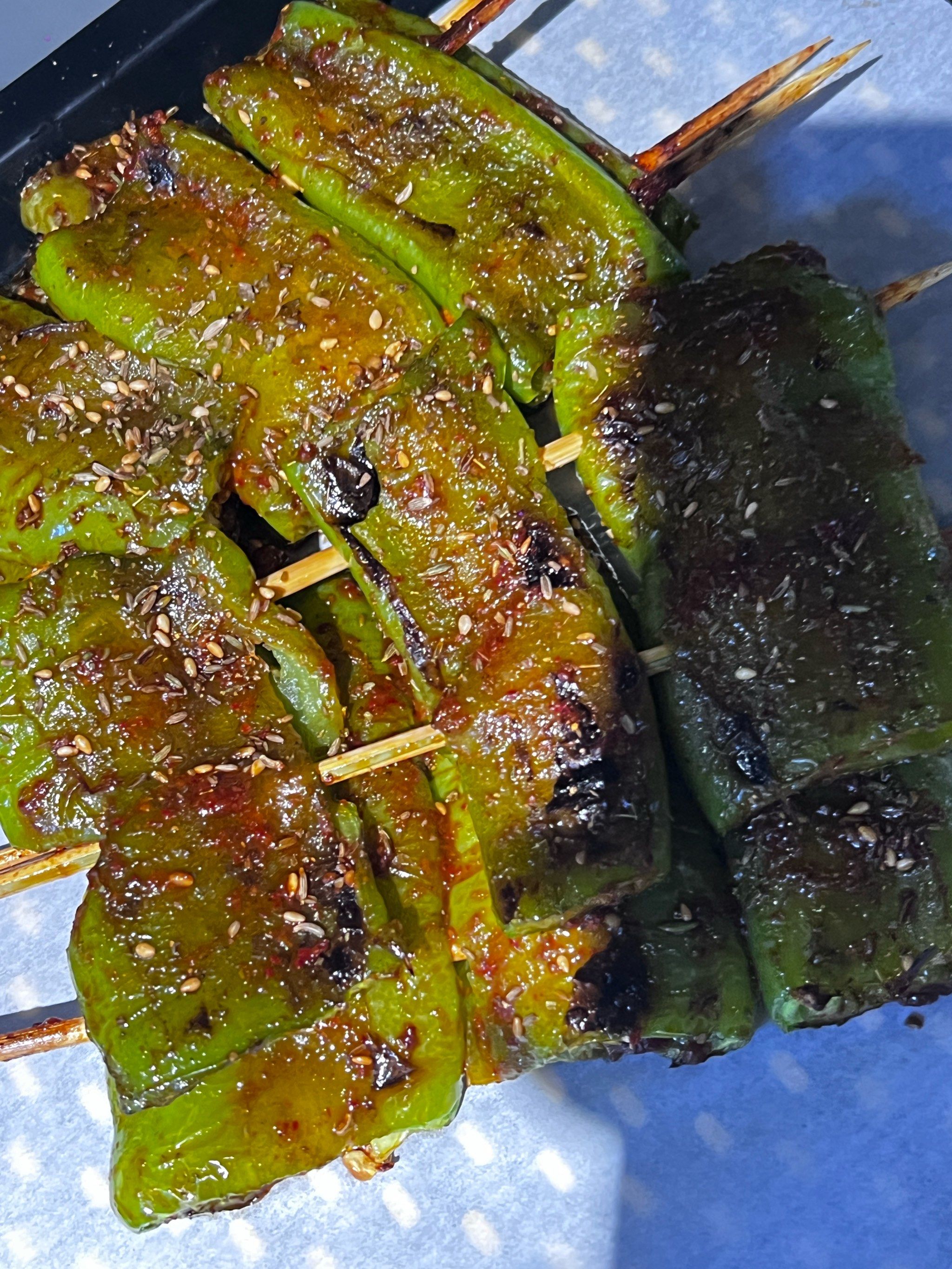 路过杨威清真烧烤,点了羊肉串尖椒还有好多