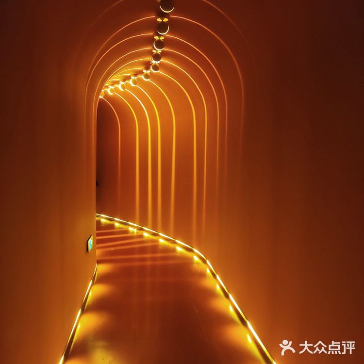 没赶上夕阳，但赶上了夜景和表演，凉爽的秋天在户外吃饭[牛排]。