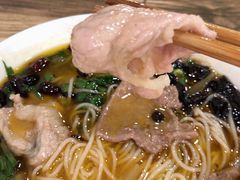 特色酸菜肉片米线-巴鑫田姐米线(巴南万达店)