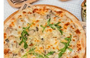 White Sauce Mushroom Chicken Pizza