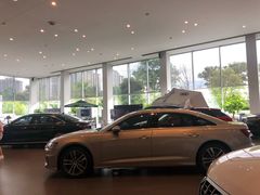 -成都华星名仕奥迪4S店(龙潭寺店)