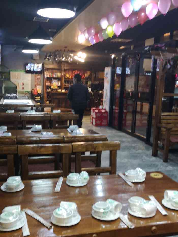 零点烤吧-"店面挺大的一家烧烤店,内部装修一般,排烟.