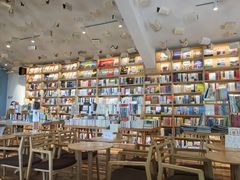 大堂-猫的天空之城概念书店(束河店)