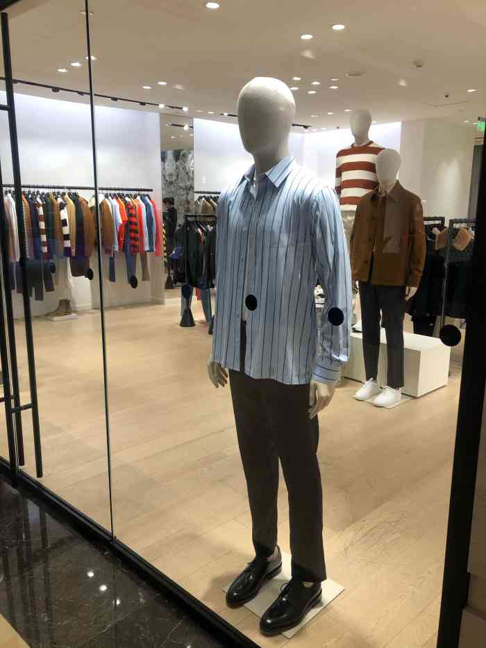 这家应该是在兴业太古汇的二楼是有两处店铺的,分别对应的男装和