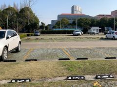 -迪卡侬运动专业超市-停车场