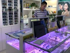 -提一眼镜·蔡司·依视路(小寨店)