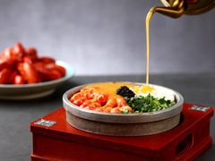 招牌红汤小龙虾泡饭-蜜桃花开·中西融合菜E&W(南长街店)